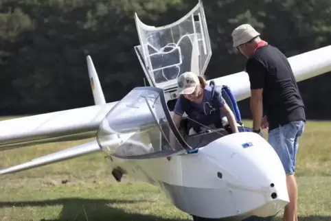 Gleich geht es los: Die neunjährige Maja Schwarz vor ihrem ersten Flug in einem Segelflugzeug mit Pilot Markus Gutmann. Foto: VI