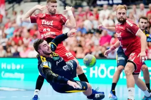 Großer Kampf: Jannik Kohlbacher von den Rhein-Neckar Löwen gegen Ludwigshafens Kai Dippe (hinten) und Frederic Stüber.  Foto: dp