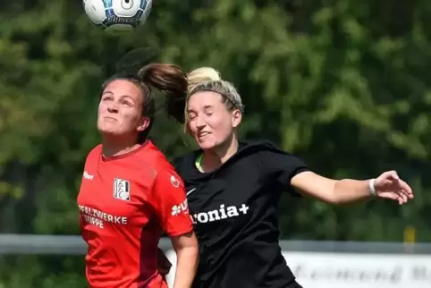 FFC-Spielerin Zoe Anne Parsons (links) folgte Selina Wagner, mit Wolfsburg Champions-League-Siegerin 2013 und 2014, auf Schritt 