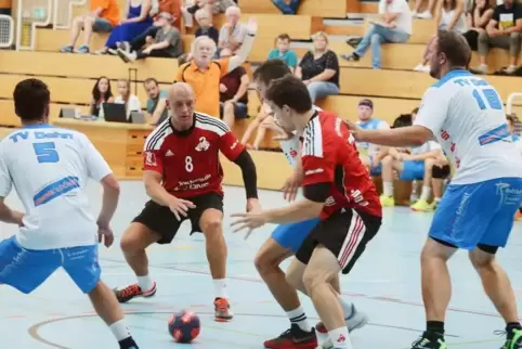 Kluger Stratege, aber schwach im Abschluss: TVT-Spielertrainer Marcin Waryas (2. von links), der hier Dominik Schweizer bedienen