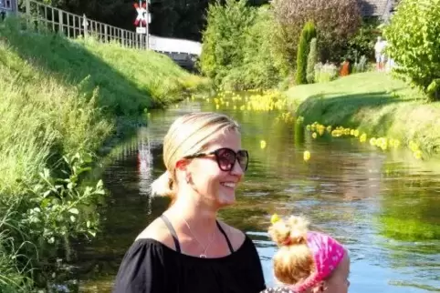 Die zweijährige Leni und ihre Mama Sabine Gabriel-Zick erwarten im Wasser die ankommenden Rennenten.  Foto: Elig