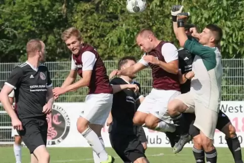 Luftkampf vorm Tor der Hausherren: Stambachs Torwart Jonas Schwarz behauptet sich gegen Althornbachs Angreifer Philipp Ziemerle.