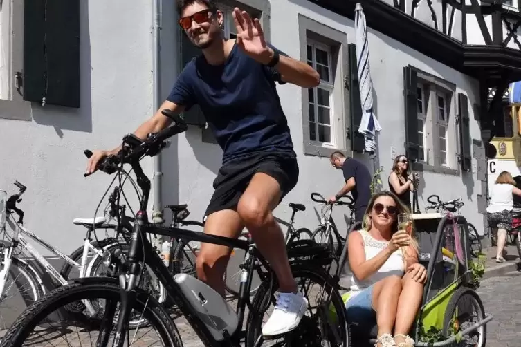 Mit Sonnenschirm und Schorlebrett zum Erlebnistag: Timo Ott und Christina Sch&ouml;n  Foto: Mehn