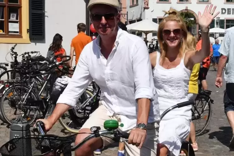 Ganz in Wei&szlig; aufs Tandem: Marc Christian Glaser mit Judith Laux.  Foto: Mehn