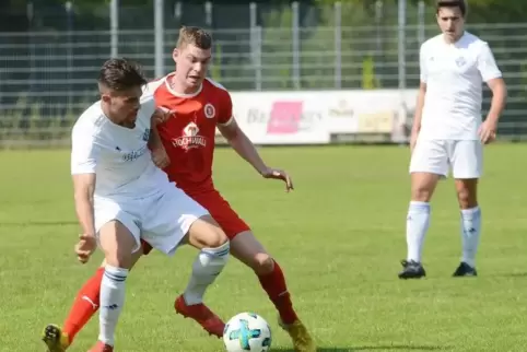 FKP-Angreifer Erik Bischof beobachtet dieses Duell zwischen seinem Teamkollegen Elias Ludwig (links) und dem Idar-Obersteiner Fe