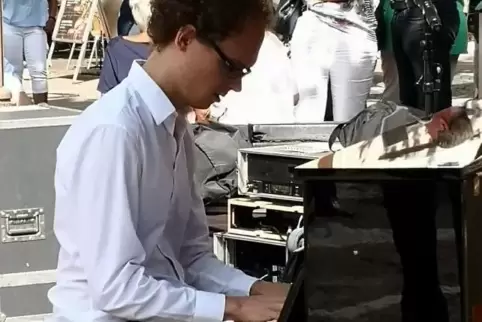 Auf Zuruf der Zuhörer gibt Johannes Meyerhöfer ein Improvisationskonzert. Foto: sieber