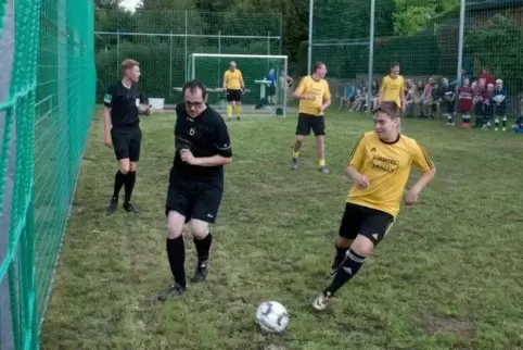 Fifa-Schiedsrichter Christian Dingert (links) leitete das Spiel Straußjugend (gelbes Trikot) gegen Gemeinderat. Foto: Sayer