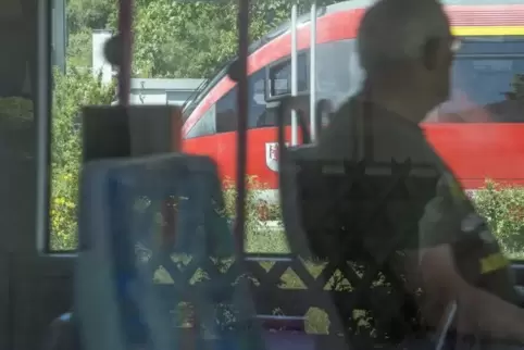 Hin und zurück mit Bus und Bahn, das erspart die Parkplatzsuche und ein Schoppen oder zwei sind dann auch drin. Symbolfoto: M. H