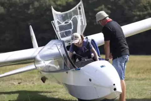 Gleich geht es los: Die neunjährige Maja Schwarz vor ihrem ersten Flug in einem Segelflugzeug mit Pilot Markus Gutmann.  Foto: V