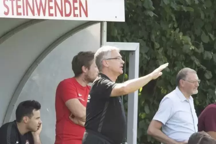 Engagiert am Spielfeldrand: Steinwendens Trainer Bernd Ludwig.  Foto: view - die agentur