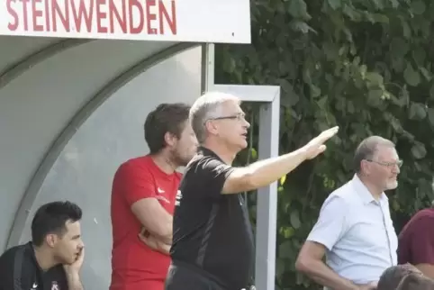 Engagiert am Spielfeldrand: Steinwendens Trainer Bernd Ludwig.  Foto: view - die agentur