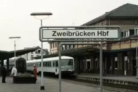 Tatort Hauptbahnhof Zweibrücken: Hier hat nach Überzeugung des Landgerichtes eine 19-Jährige eine Freundin zweimal ins Gleisbett