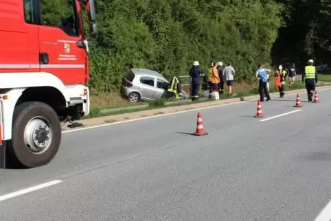 Polizei, Feuerwehr, Mitarbeiter der Straßenmeisterei und ein Abschleppdienst waren im Einsatz: 30 Minuten war die B 270 halbseit