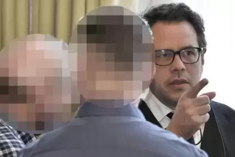 Mit einigen seiner Mandanten im Gerichtssaal: Opfer-Anwalt Jan Schabbeck.  Foto: Bolte