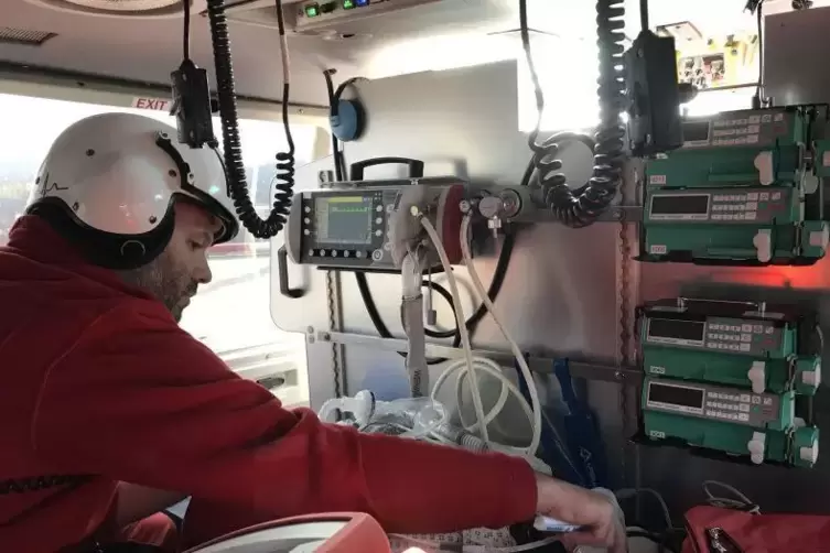 An&auml;sthesist Marc Kumpch vom Westpfalz-Klinikum im Hubschrauber der Johanniter Luftrettung. Die Zusammenarbeit habe stets ohne Pr