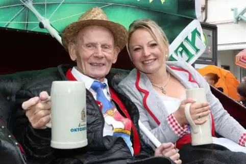 Brezelfest-Umzug 2019: Anton Morgenstern mit Christiane Köhler.  Foto: Lenz
