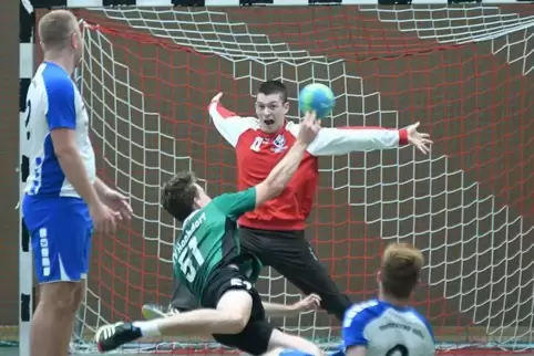 Der Tormann der Handball-Region, Lukas Frey, kann hier das Tor für Hochdorf nicht verhindern.  Foto: Stepan