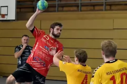 Sein Team spielte auf Augenhöhe mit dem Oberligisten HSG Eckbachtal: TSR-Spielertrainer Moritz Baumgart (beim Wurf). Foto: Buchh
