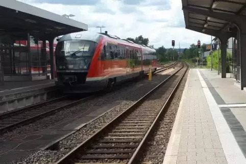 Hier am Zweibrücker Bahnhof schubste die Angeklagte das Opfer zweimal auf die Gleise. Foto: Germann