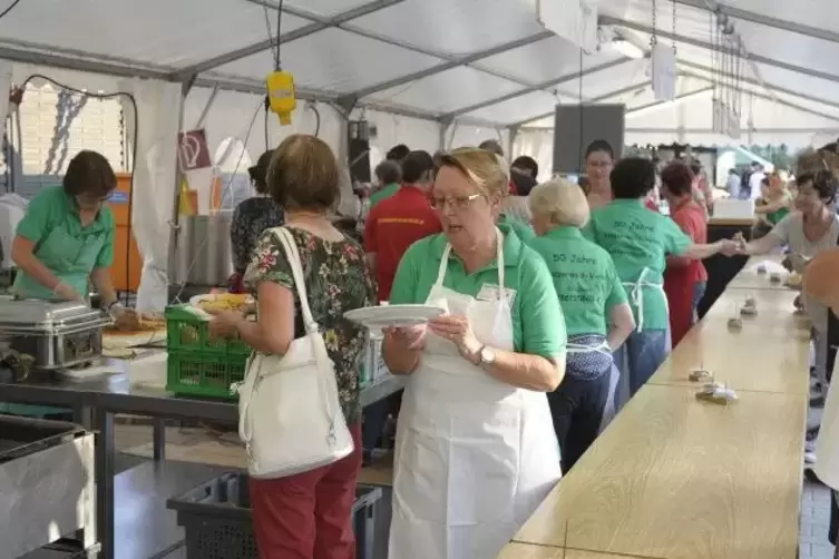 Viel zu tun gibt&rsquo;s f&uuml;r die Helfer an Essenst&auml;nden.  Foto: KUNZ