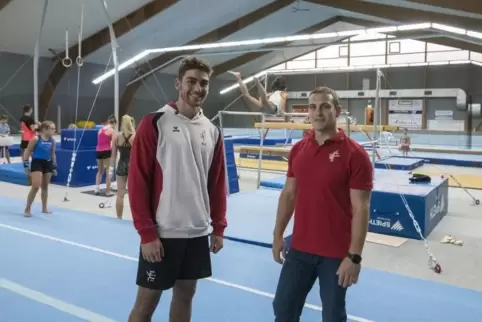 Die Trainer Achim Wätzold (rechts) und Nick Jung haben fleißig angepackt, um die Tennishalle in Mackenbach auch für die Turner z