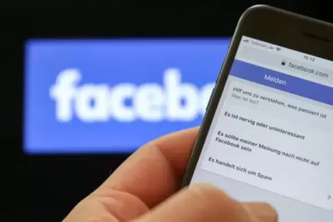 Ein Mann meldet einen Hass-Beitrag an Facebook. Foto: dpa