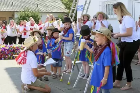 Eröffneten den Reigen der Kerweredner und begeistertjen ihre Zuhörer: die Kinder der Kita Kinderplanet.  Foto: Potdevin