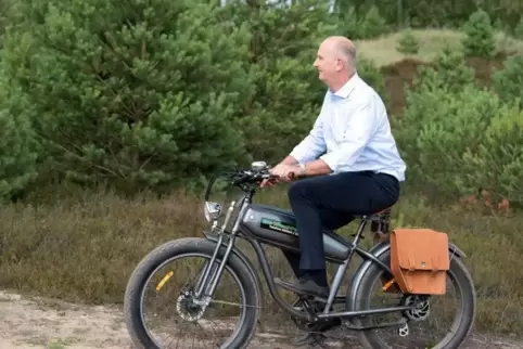 Nicht auf einem Motorrad mit knattrigem Verbrennungsmotor unterwegs, sondern auf einem Fatbike mit emissionsfreiem Elektromotor: