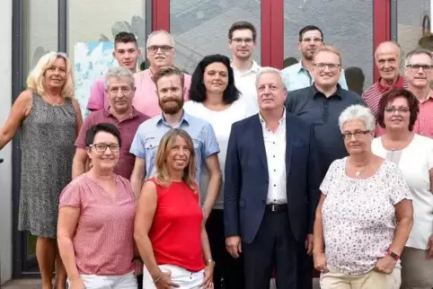 Freckenfeld, neuer Rat (von links): Hintere Reihe Jutta Hay, Jonas Kleppel, Stefan Foos, Sven Möller, Jens Ulm, Ottfried Helck; 