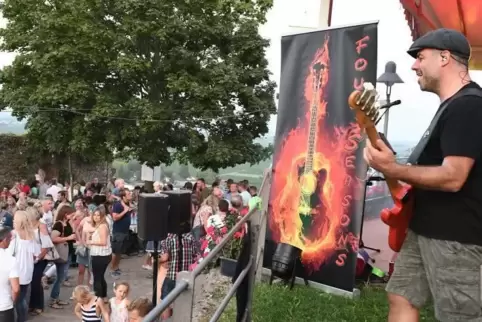 Die Four Seasons rocken: Bassist Mike Ponzelar heizt ein.  Foto: Franck