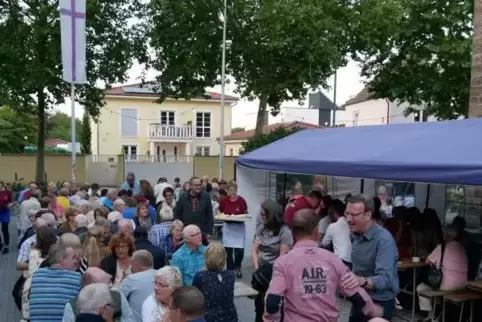Nicht nur die Kirchenbesucher werden von den Pälzer Owenden angelockt. Rund 400 Gäste kamen im vergangenen Jahr.  Foto: Kircheng