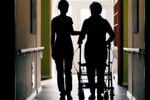 In Pflegestützpunkten werden Fragen rund um das Thema Pflege beantwortet. Foto: dpa