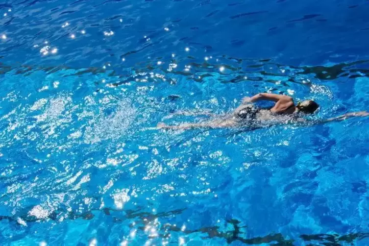 Schwimmen entspannt, die Schwimmbadprobleme im Kreis stecken jedoch voller Spannung.  Foto: dpa