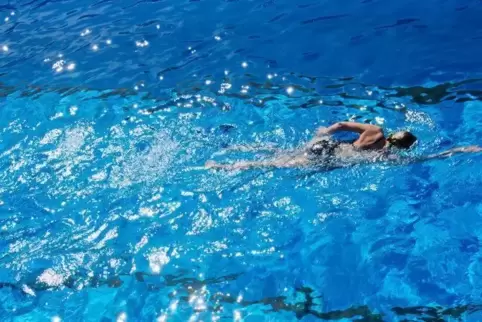 Schwimmen entspannt, die Schwimmbadprobleme im Kreis stecken jedoch voller Spannung.  Foto: dpa