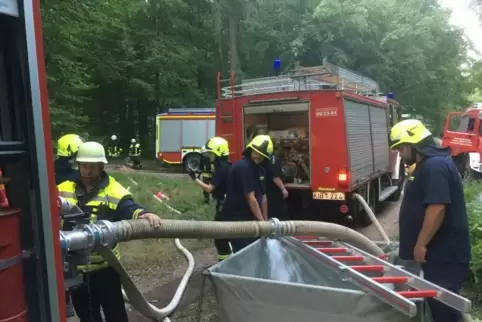 Eine konstante Wasserversorgung aufrecht zu erhalten: eines der großen Probleme für Feuerwehren bei der Bekämpfung von Waldbränd