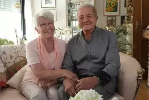 Verbringen viel Zeit in ihrem Garten: Renate und Franz Lauth.  Foto: van