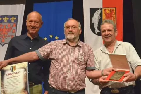 Die höchste Auszeichnung der Ortsgemeinde Waldfischbach-Burgalben, die Ehrenplakette, überreichten Ortsbeigeordneter Roland Schu