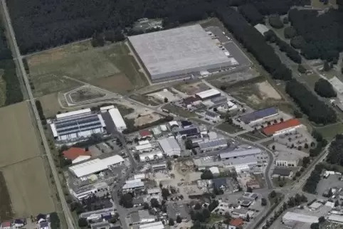 Der geplante Kreisel soll in Höhe der Spedition Fuchs (zwischen letztem und vorletztem Gebäude rechts der Westheimer Straße am o