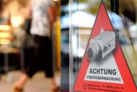 Hinweis auf die Videoüberwachung in einem Ladengeschäft. Foto: dpa