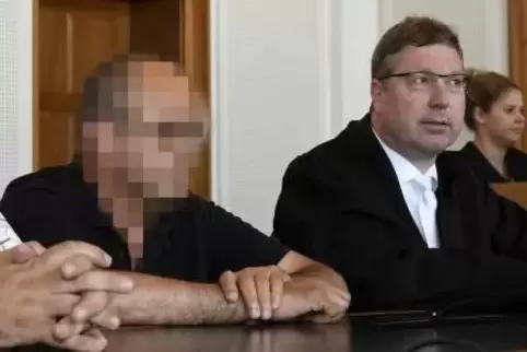 Warten aufs Urteil im BASF-Prozess: der Angeklagte mit seinem Verteidiger Carsten Tews.  Foto: Bolte
