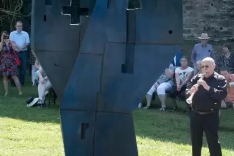 Der weltbekannte Klarinettist Giora Feidmann spielte anlässlich der Denkmals-Einweihung in Reipoltskirchen.  Foto: Sayer