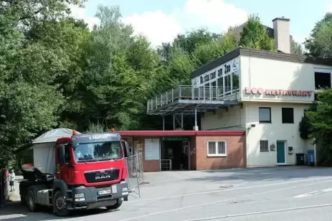 So sieht der Zoo-Haupteingang derzeit noch aus. Das Kassenhaus ist ans Hotel und an das inzwischen geschlossene Restaurant angeb