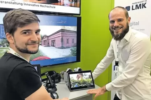 Till Rheinländer (links) und Oliver Stock zeigen am Game-Up!-Stand, was die Hochschule Kaiserslautern zu bieten hat.