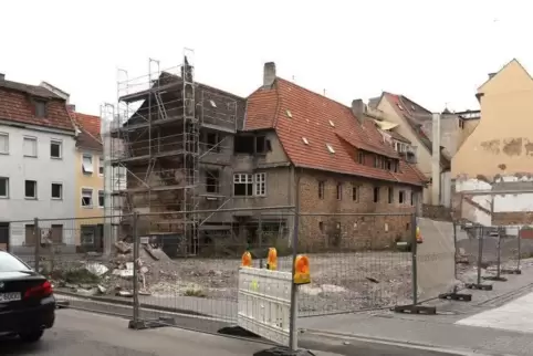 Moser-Carée: Das Wohnhaus aus dem 18. Jahrhundert in der Gymnasiumstraße muss an allen Ecken und Enden gestützt werden. Foto: va
