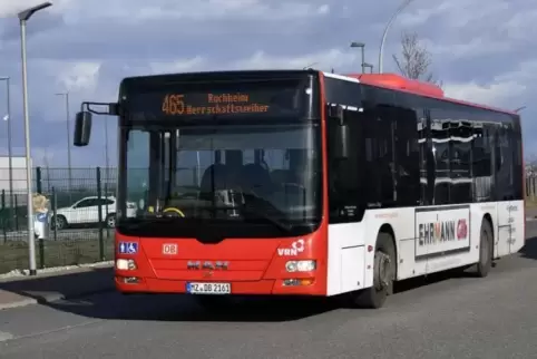 Ein Bus der neuen Linie 465 bei der Ankunft am Amazon-Logistikzentrum. Archivfoto: BOLTE