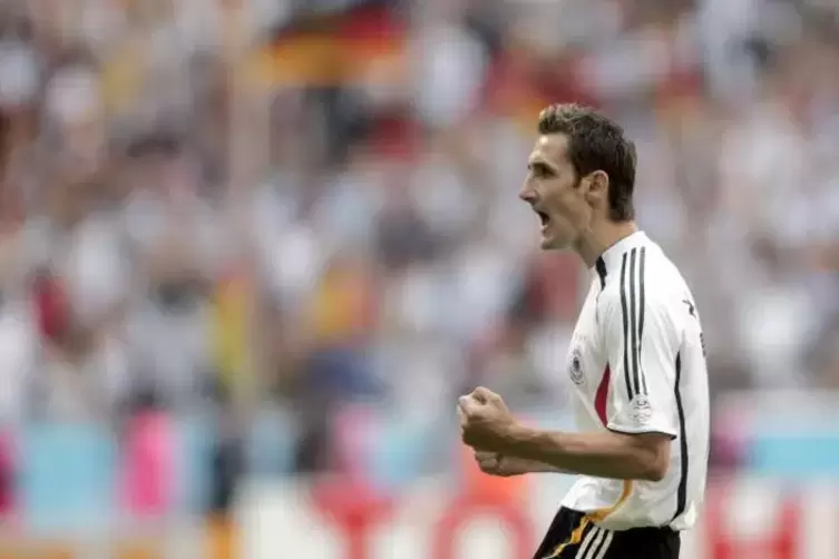Weltmeisterschaften waren seine große Bühne: Miroslav Klose jubelt nach seinem Tor im Eröffnungsspiel des „Sommermärchens“ 2006.