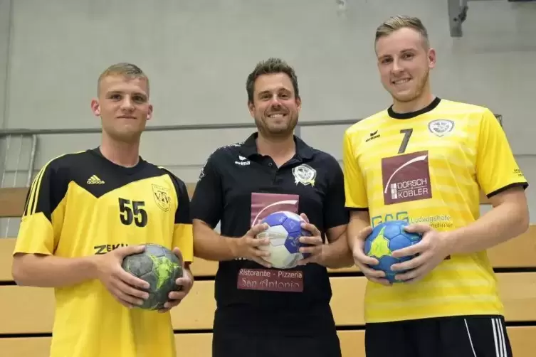 Der Trainer und seine zwei Neuen: Jan Zentgraf, Coach Andreas Reckenthäler und Tim Schmieder von den VTV Mundenheim (von links).
