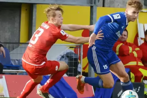 Spielt jetzt für und nicht mehr gegen den FKP: Lars Ößwein (links), hier im Trikot von Mainz 05 aus einer Szene von vergangener 