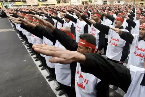 Fanatische Kämpfer für einen „Gottesstaat“: Hisbollah-Rekruten beim Gelöbnis. Erklärter Hauptfeind der Islamisten ist der jüdisc