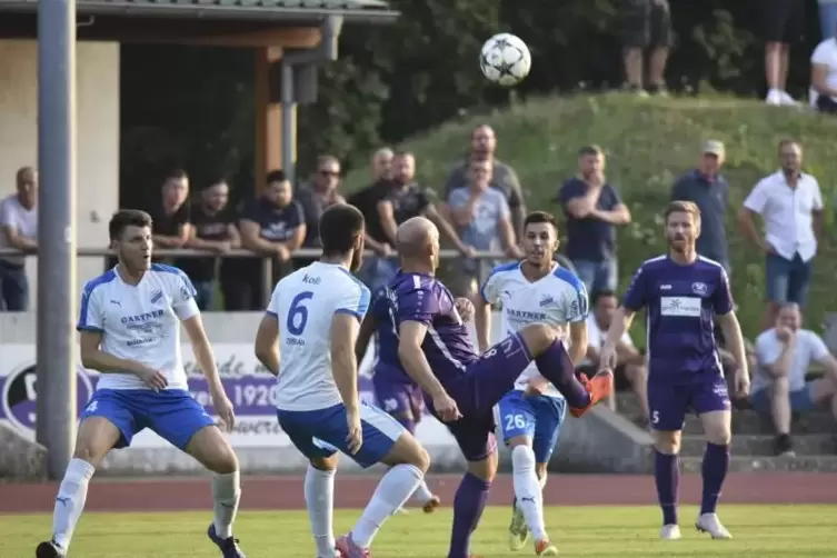 Was macht Patrick Brechtel mit dem Ball? Die Zeiskamer Simon Stubenrauch, Marian Kolb und Marcel Weigel (von links) schauen hin.